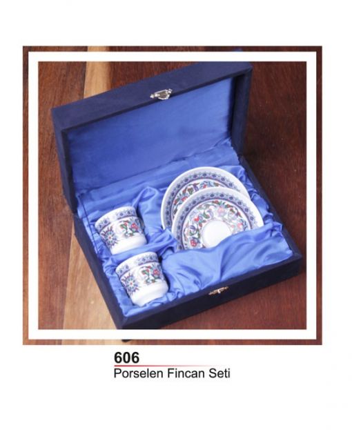 Promosyon Kahve Fincan Setleri, Promosyon Kadife Kutulu Fincan Seti, Porselen Kahve Fincanı Şirket Hediyeleri, Etkinlik Promosyonları, Kupa Bardak Fiyatları, Kupa Bardak Modelleri, Porselen Kahve Fincanı, Seramik Kupa, Bursa Kupa Bardak Baskı, Osmangazi Kupa Bardak Baskı, Yıldırım Kupa Bardak Baskı, Nilüfer Kupa Bardak Baskı, Kestel Kupa Bardak Baskı, Porselen Fincan Seti, Porselen Kupa, Hediyelik Kupa, Çini Vazo, Promosyon Çini Vazo, Cam Sürahi, Promosyon Cam Sürahi,